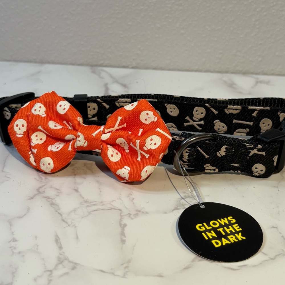 Thrills & Chills NWT Glow-in-the-Dark Skull Bow Tie Dog Collar size M
